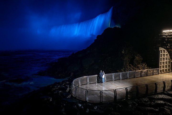 Niagara Falls Small Group Night Tour with Power Station Tunnel, Dinner and Tower (12/12)