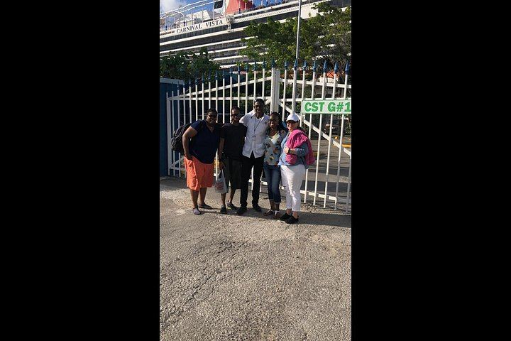 Dunn's River Falls Day Tour with Entrance Fees, Columbus Park and Pier Pickup (1/12)