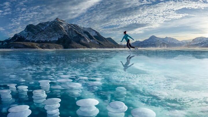 Small-Group Icefields Parkway Day Trip: Athabasca Falls and Abraham Lake Ice Bubbles (2/12)