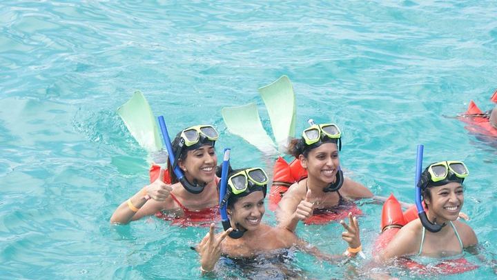 Dunn's River Falls Catamaran Party Cruise with Snorkeling, Open Bar and Reggae (2/5)