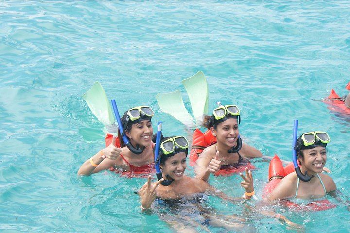 Dunn's River Falls Catamaran Party Cruise with Snorkeling, Open Bar and Reggae (2/5)