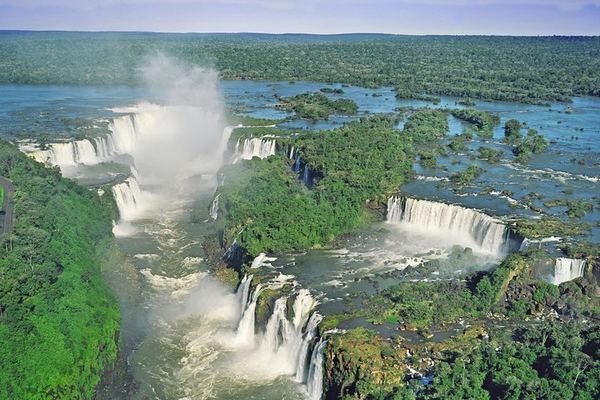 Helicopter Flight over Iguassu Falls with Hotel Pickup from Foz do Iguacu or Puerto Iguazu