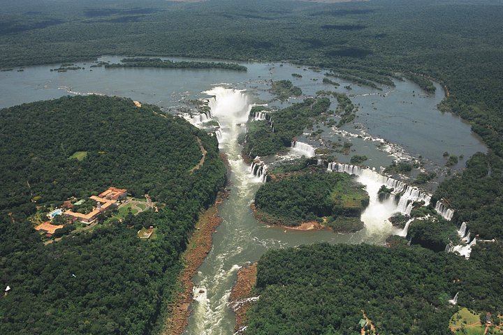 Helicopter Flight over Iguassu Falls with Hotel Pickup from Foz do Iguacu or Puerto Iguazu (8/12)