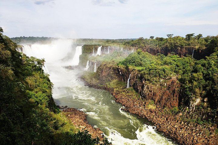 Helicopter Flight over Iguassu Falls with Hotel Pickup from Foz do Iguacu or Puerto Iguazu (12/12)