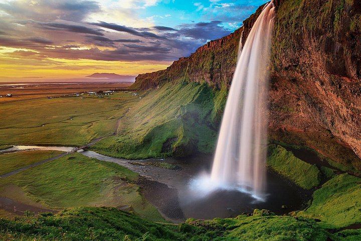 South Coast Day Tour with Volcano Commentary, Skógafoss and Reynisfjara Black Beach (9/12)