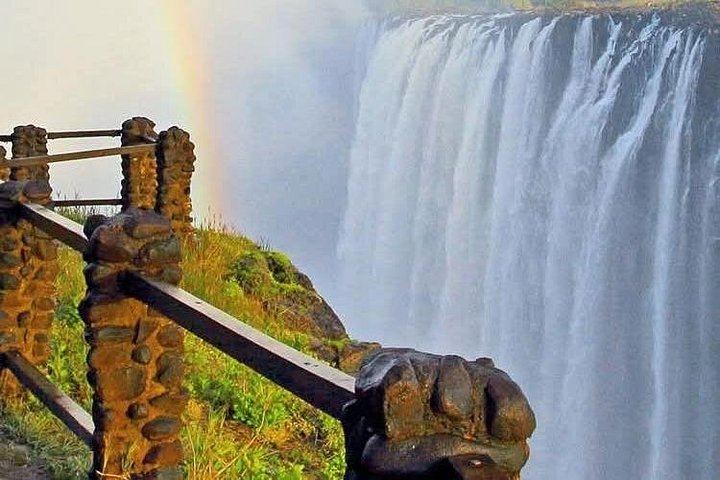 Victoria Falls Small Group Walking Tour with Knife Edge Bridge and Big Tree (9/12)