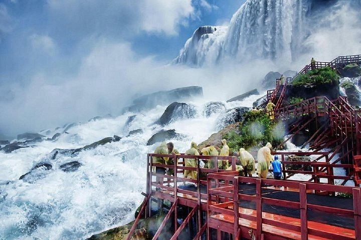 Niagara Falls Daredevil History Walk: Maid of the Mist and Timed Cave of the Winds (3/12)