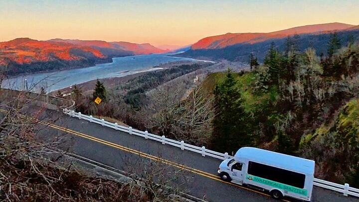 Sunset Waterfall Shuttle: Multnomah Falls and Vista House at Dusk, Small Group (1/12)