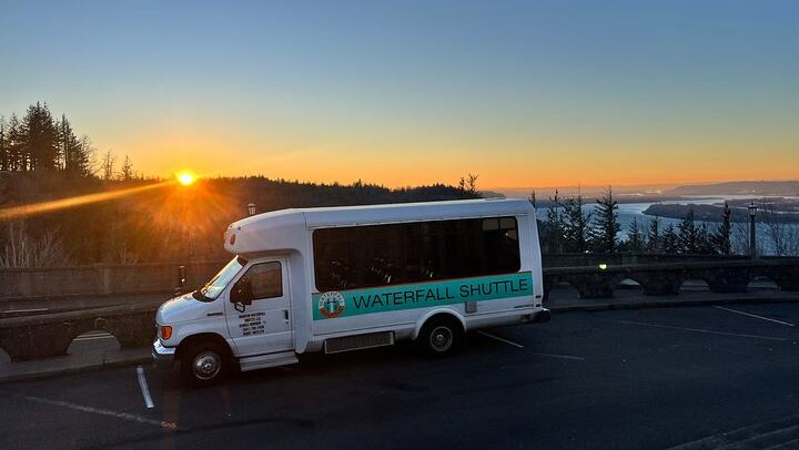 Sunset Waterfall Shuttle: Multnomah Falls and Vista House at Dusk, Small Group (2/12)