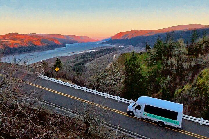 Sunset Waterfall Shuttle: Multnomah Falls and Vista House at Dusk, Small Group (1/12)