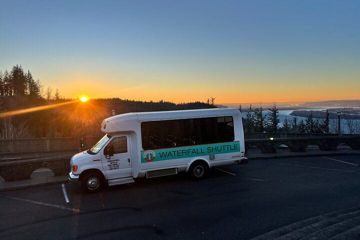 Sunset Waterfall Shuttle: Multnomah Falls and Vista House at Dusk, Small Group (2/12)