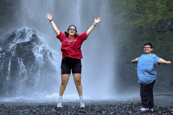 Sunset Waterfall Shuttle: Multnomah Falls and Vista House at Dusk, Small Group (3/12)