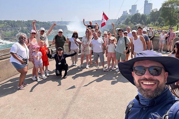 Oakes Garden and Niagara Parkway Guided Walk from Casino Niagara, Optional Boat Cruise