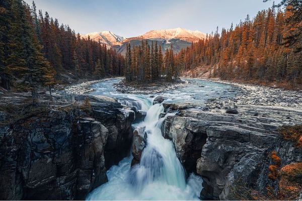 Small-Group Icefields Parkway Day Trip: Athabasca Falls and Abraham Lake Ice Bubbles