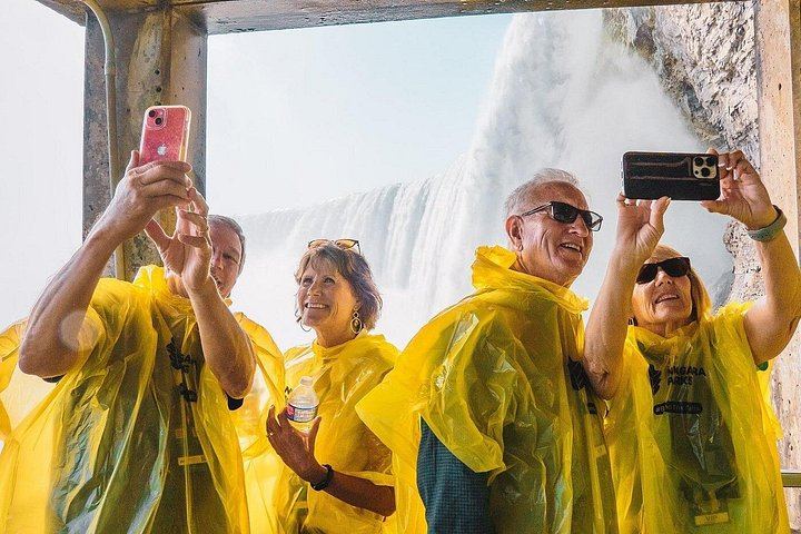 Walk Niagara Tours Guided Walk: Hornblower Boat Cruise and Journey Behind the Falls (9/12)