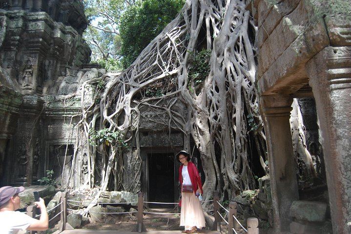 2-Day Angkor Thom, Angkor Wat, Banteay Srei and Kulen Mountain Tour with Sunset Stop (3/4)