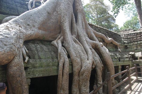 2-Day Angkor Thom, Angkor Wat, Banteay Srei and Kulen Mountain Tour with Sunset Stop