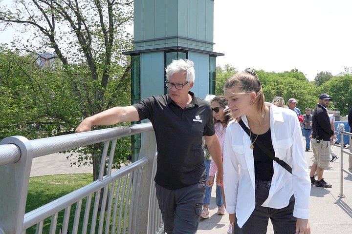 Niagara Falls Small Group Day and Night Tour with Cave of the Winds, Cruise and Dinner (8/12)