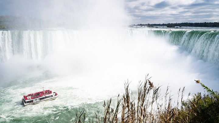 Niagara Falls and Niagara-on-the-Lake Guided Day Tour from Toronto with Boat Ride (1/12)