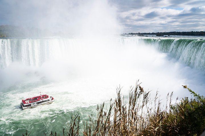 Niagara Falls and Niagara-on-the-Lake Guided Day Tour from Toronto with Boat Ride (1/12)