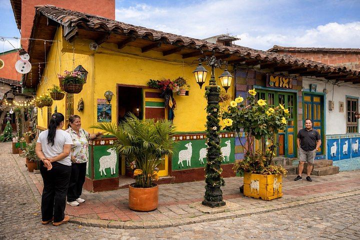 Guatapé, El Peñol Rock, El Retiro and Tequendamita Falls Private Tour (12/12)