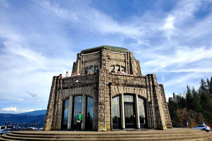 Full-Day Gorge Waterfalls, Hood River and Mt. Hood Loop with Local Guide (2/12)