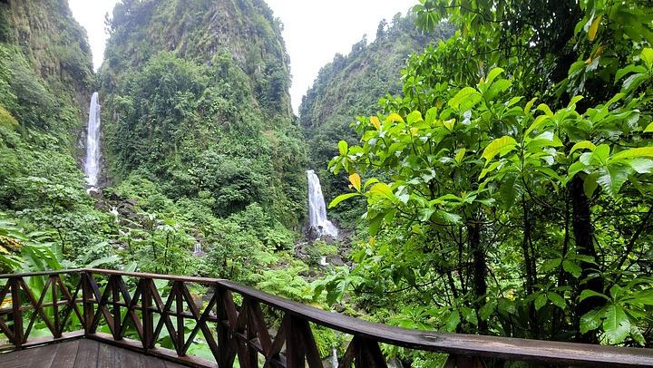 Two-Hour Scenic Drive to Trafalgar Falls and Sulphur Springs with Autop Tours (4/12)