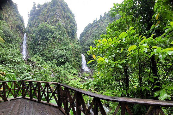 Two-Hour Scenic Drive to Trafalgar Falls and Sulphur Springs with Autop Tours (4/12)