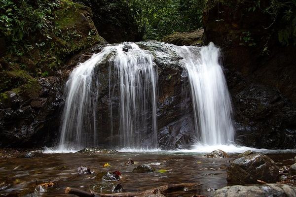 Guided Jaco Rainforest Hike to 10 Waterfalls with Cliff Jumping and Waterfall Climbing