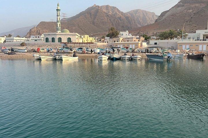 2-Day Private Wadi Shab Trip from Muscat with Tiwi Overnight and Morning Fishing Boat (10/12)