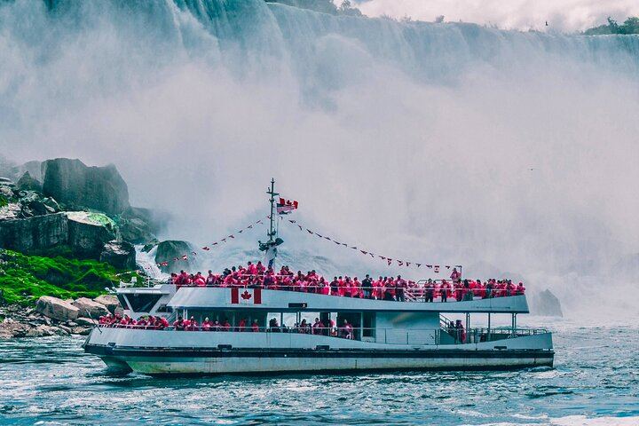 Niagara Falls Tour from Toronto or Mississauga with Cruise and Journey Behind the Falls (3/12)