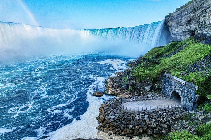 Niagara Falls Minibus Small-Group Day Tour from Toronto with Cruise and Skylon Tower (10/12)