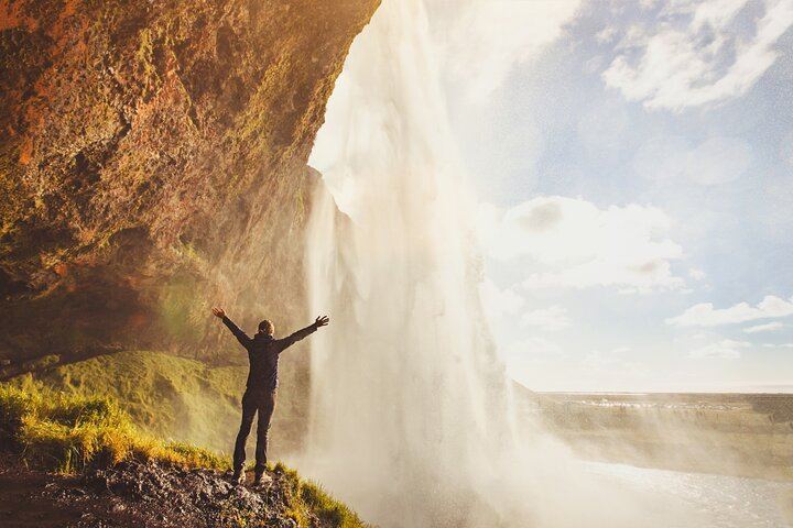 Saturday Spanish and English South Coast Tour with Gljúfrabúi and Skógafoss Waterfalls (1/12)