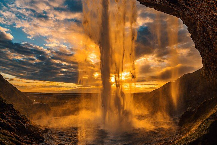 Saturday Spanish and English South Coast Tour with Gljúfrabúi and Skógafoss Waterfalls (7/12)