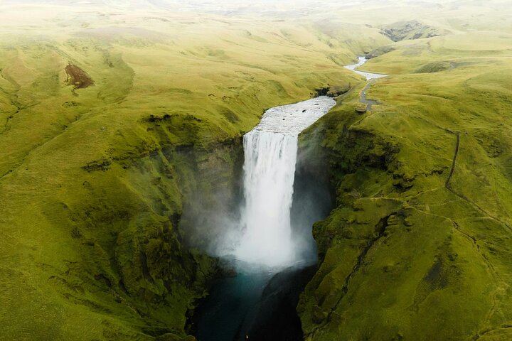 Saturday Spanish and English South Coast Tour with Gljúfrabúi and Skógafoss Waterfalls (2/12)