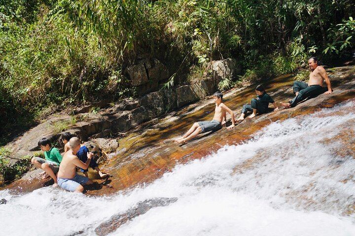 Twin Beans Farm Trek: Hidden Waterfall and Sturgeon Farm with Seven Dog Guides (1/8)
