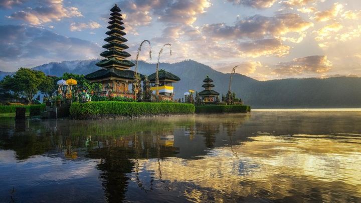 Sekumpul Waterfalls Trek with Ulun Danu and Taman Ayun Temples, Small Group (2/9)
