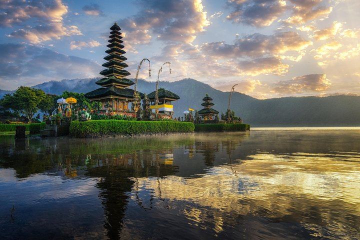 Sekumpul Waterfalls Trek with Ulun Danu and Taman Ayun Temples, Small Group (2/9)
