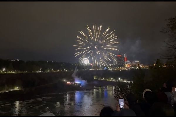 Niagara Falls Rainbow Illumination and Fireworks Walking Tour from One Niagara