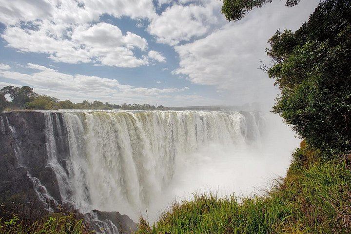 Victoria Falls Guided Walking Tour with Big Tree, Hotel Pickup and Local Expert (2/12)