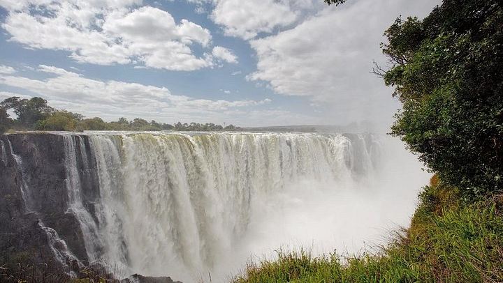 Victoria Falls Guided Walking Tour with Big Tree, Hotel Pickup and Local Expert (2/12)
