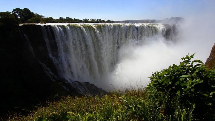 Victoria Falls Guided Tour of Main Falls and Rainforest Trails in English or French (1/7)