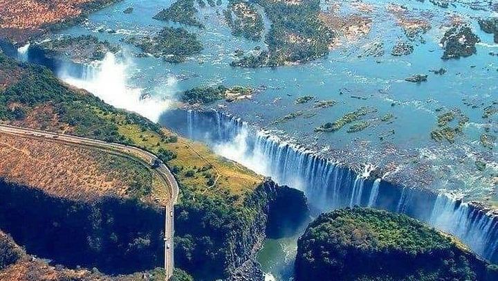 Victoria Falls 13 Minute Helicopter Tour with Bottled Water, Hotel Pickup and Park Helipad (1/2)