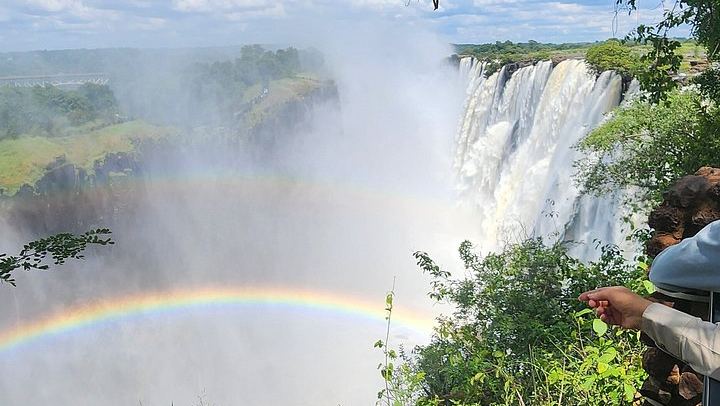 Private Victoria Falls Tour of the Zambia and Zimbabwe Sides with Border Assistance (1/12)