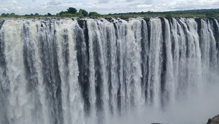 Victoria Falls Private Guided Tour of Both Sides with Big Tree and Livingstone Market (3/12)