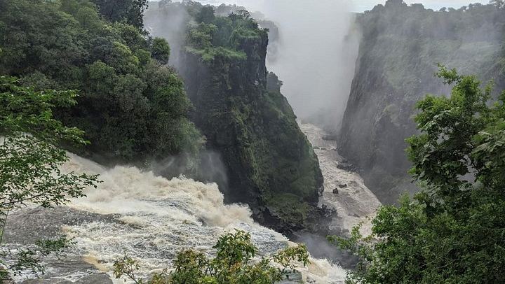 Victoria Falls Private Guided Walking Tour with Hotel Pickup in Town (1/12)