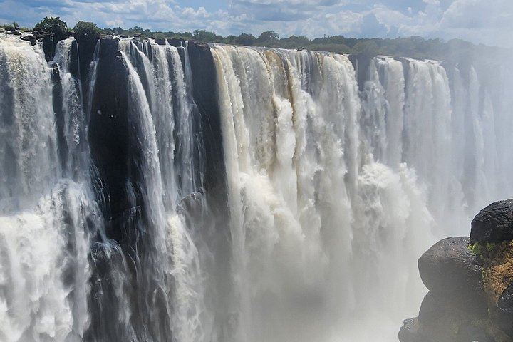 Private Victoria Falls Tour of the Zambia and Zimbabwe Sides with Border Assistance (3/12)