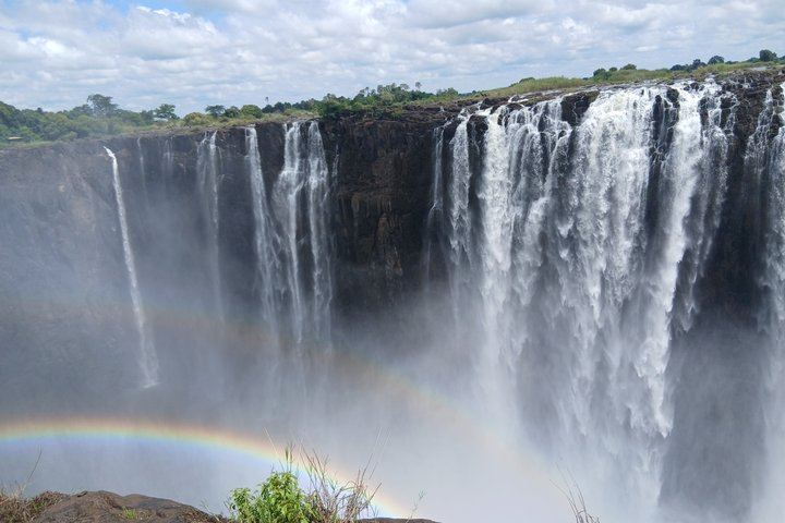 Victoria Falls Private Guided Tour of Both Sides with Big Tree and Livingstone Market (10/12)