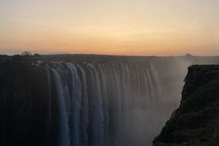 Victoria Falls Private Tour with Big Tree, Falls Viewpoints and Bridge View (6/12)