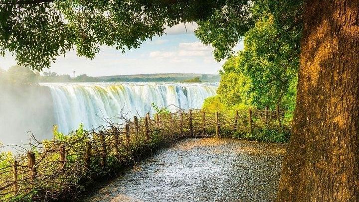 Victoria Falls and Chobe 2-Day Combo With Sunrise Falls Tour and Boat Safari (3/9)
